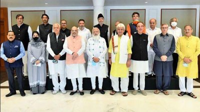 কাশ্মিরি নেতাদের সঙ্গে বৈঠক করেছেন নরেন্দ্র মোদি