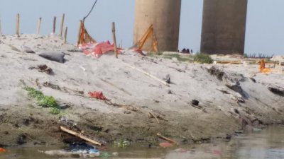 গঙ্গার তীরে মরদেহ বেরিয়ে আসছে