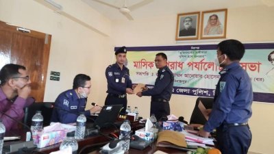 পুরস্কার নিচ্ছেন হাকিমপুর থানা পুলিশ