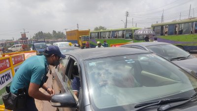 একটি প্রাইভেটকার চেক করছে পুলিশ