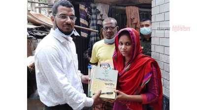 শিক্ষার্থীর হাতে বই তুলে দিচ্ছেন মো. নবীনেওয়াজ