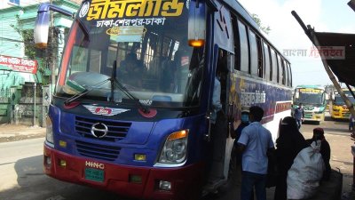 লকডাউনের মধ্যেও চলছে গণপরিবহন