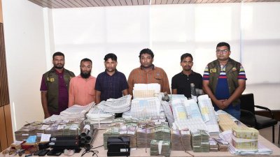 গ্রেফতার চার ব্যক্তি ও উদ্ধার সরঞ্জাম