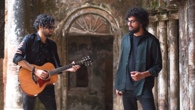 একসঙ্গে অর্থহীন ও শিরোনামহীনের দুই সদস্য (ভিডিও)