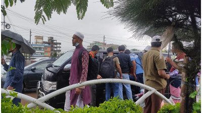 ঢাক ছাড়ছে মানুষ