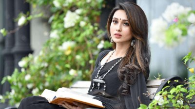 করোনার ভুয়া টিকা নিয়ে অসুস্থ টলিউডের মিমি চক্রবর্তী