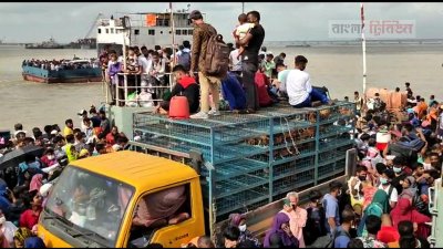 নৌযান চলাচল বন্ধ থাকায় ফেরিতে ভিড় করেছেন সাধারণ যাত্রীরা