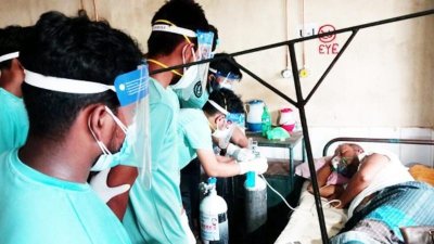 হাসপাতালে করোনা রোগীদের সেবায় নিয়োজিত ছাত্রলীগের কর্মীরা