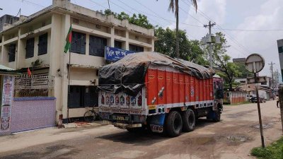 হিলি স্থলবন্দর দিয়ে স্বাস্থ্যবিধি মেনে পণ্য আমদানি-রফতানিসহ বন্দরের সব কার্যক্রম চালু রয়েছে