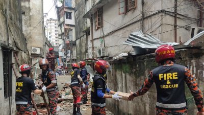 ধ্বংসস্তূপ সরাতে কাজ শুরু করেছে ফায়ার সার্ভিস
