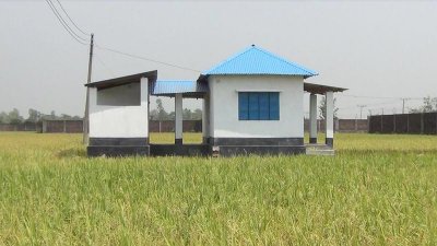 পাকা বাড়ি উপহার পেলেও রাস্তা না থাকায় উঠতে পারছে না গৃহহীন পরিবারগুলো