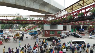মিরপুর-১০ এ অফিসগামী মানুষের অপেক্ষা
