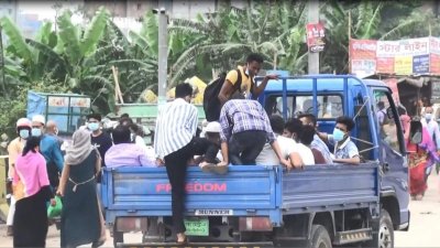 গণপরিবহন বন্ধ থাকায় যে যেভাবে পারছেন বাড়ি ফিরছেন