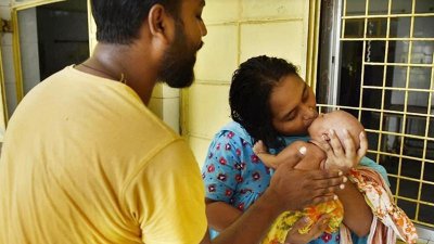 হাফসাকে বাঁচাতে মুখ দিয়ে কৃত্রিম শ্বাস দিচ্ছেন মা রুম্পা