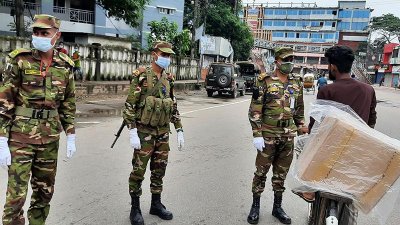 রাস্তায় বের হওয়ার কারণ জানতে চেয়েছেন সেনাসদস্যরা
