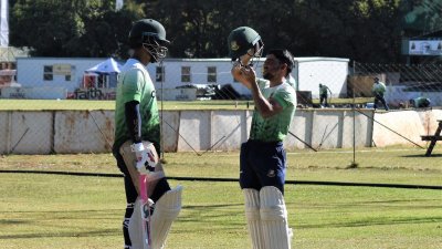 চোটের কারণে প্রস্তুতি ম্যাচে নামতে পারেননি তামিম (বাঁয়ে)