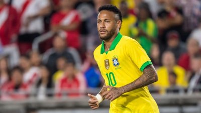 ১০ জনের ব্রাজিলের লড়াইয়ে মুগ্ধ নেইমার