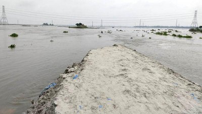 প্লাবিত চলনবিলের ৮ উপজেলা
