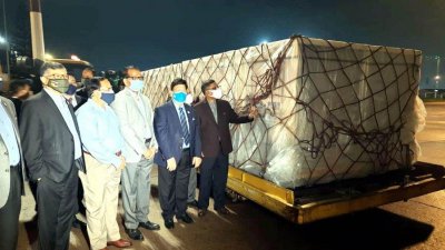 সিনোফার্মের টিকা গ্রহণ করেন স্বাস্থ্যমন্ত্রী জাহিদ মালেক এবং পররাষ্ট্রমন্ত্রী এ কে আব্দুল মোমেনসহ সংশ্লিষ্ট মন্ত্রণালয়ের ঊর্ধ্বতন কর্মকর্তারা