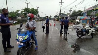 লকডাউন বাস্তবায়নে সড়কে চাঁদপুর জেলা পুলিশ