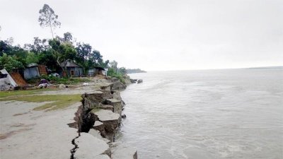 যমুনার পানি অব্যাহত বৃদ্ধিতে ভাঙন ধরেছে নদী তীরবর্তী এলাকায়