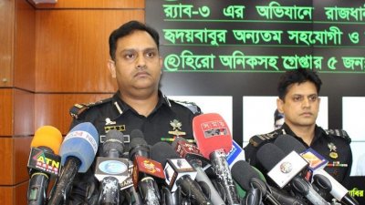 পাড়া-মহল্লায় জনসমাগম ঠেকাতে কঠোর অবস্থানে র‌্যাব