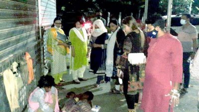 লকডাউনে খাবার নিয়ে দুস্থ ও অসহায়দের পাশে পুনাক
