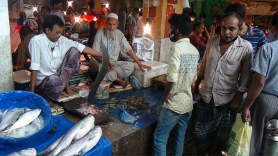 বাজারের বেশির ভাগ ব্যবসায়ী মাস্ক পরছেন না