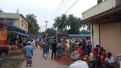 খিলপাড়া বাজারের পাশে একটি মাঠে এ হাট বসানো হয়