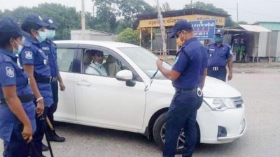 লকডাউন নিশ্চিতে মাঠে পুলিশ