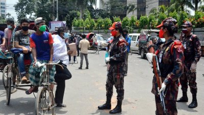 করোনাভাইরাস মহামারি নিয়ন্ত্রণে দেশে চলমান কঠোর লকডাউনে চলাচল নিয়ন্ত্রণের চেষ্টায় বিজিবি সদস্যরা।