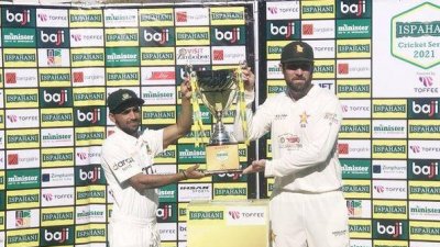 ট্রফি হাতে মুমিনুল হক ও ব্রেন্ডন টেলর।