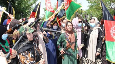 অস্ত্র হাতে রাজপথে নামছেন আফগান নারীরা