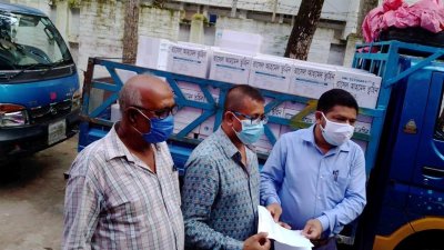 সিভিল সার্জনের কাছে স্বাস্থ্য সুরক্ষা সামগ্রী হস্তান্তর করেন রাসেল আহমদ তুহিন