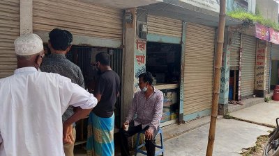 অর্ধেক শাটার খোলা রেখে চলছে বিক্রি