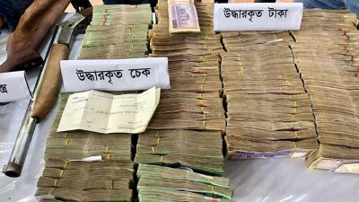 মেয়র মুক্তার আলীর বাড়িতে অভিযান চালিয়ে অস্ত্র, গোলাবারুদ ও মাদক উদ্ধারের ঘটনায় তিনটি মামলা করেছে পুলিশ
