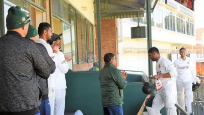 নবম উইকেটে আলো ছড়ানো জুটি গড়েন মাহমুদউল্লাহ-তাসকিন।