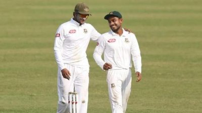 মিরাজ ৫ উইকেট নিলেও সাকিব নিয়েছেন ৪টি।