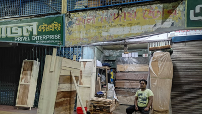 আল বিদায় স্টোরের সামনে বসে আছেন এরশাদ তালুকদার। ছবি: সালমান তারেক শাকিল