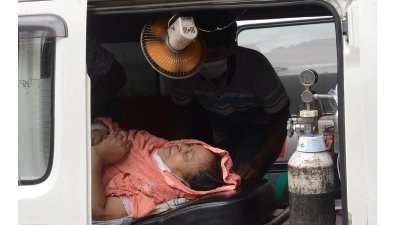 রাজধানীর করোনা হাসপাতালগুলোতে এখন স্বজনরা ছুটছেন করোনা আক্রান্ত সদস্যদের নিয়ে নিরাময়ের আশায়। কোথাও সিট আছে তো কোথাও আইসিইউ নেই।