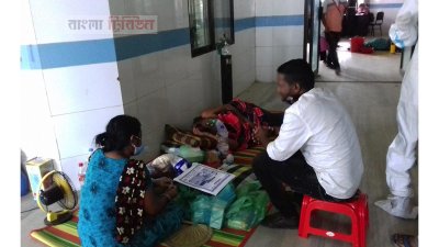 করোনা রোগীর সঙ্গে দেখা করতে এসে মাস্ক থুতনিতে নামিয়ে কথা বলছেন এক দর্শনার্থী