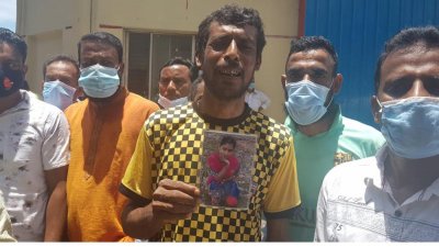 শ্রমিক মিতু আক্তারের ছবি হাতে বাবা গোলাম হোসেন