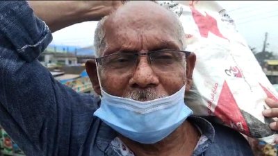 অসুস্থ বোনকে দেখতে পায়ে হেঁটে রাজধানীতে ষাটোর্ধ্ব লাল মিয়া (ভিডিও)