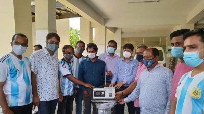 হাই ফ্লো অক্সিজেন ডিভাইস ও ন্যাসাল ক্যানুলা হস্তান্তর করা হচ্ছে
