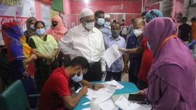 টিকাদান কেন্দ্রে মানা হচ্ছে না স্বাস্থ্যবিধি