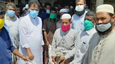 চেয়ারম্যানের বিরুদ্ধে জেলেদের চাল কম দেওয়ার অভিযোগ
