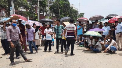 বেতন-ভাতার দাবিতে গাজীপুর-ঢাকা সড়ক অবরোধ