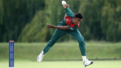 জিম্বাবুয়েকে চেপে ধরার চেষ্টায় পেসাররা