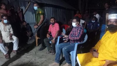 শিশুটিকে উদ্ধার করে মায়ের কোলে ফিরিয়ে দিয়েছে স্থানীয় প্রশাসন