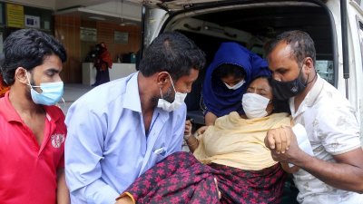 রাজধানীর হাসপাতালগুলোতে এখন স্বজনরা ছুটছেন করোনা আক্রান্ত সদস্যদের নিয়ে নিরাময়ের আশায়। কোথাও সিট আছে তো কোথাও আইসিইউ নেই।